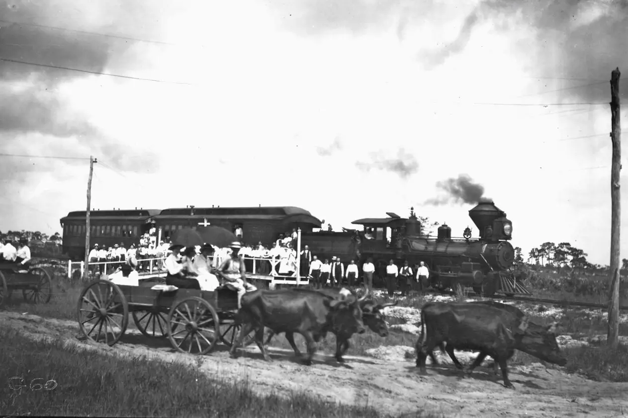 Homeseekers at the Demonstration Farm railroad platform in 1911